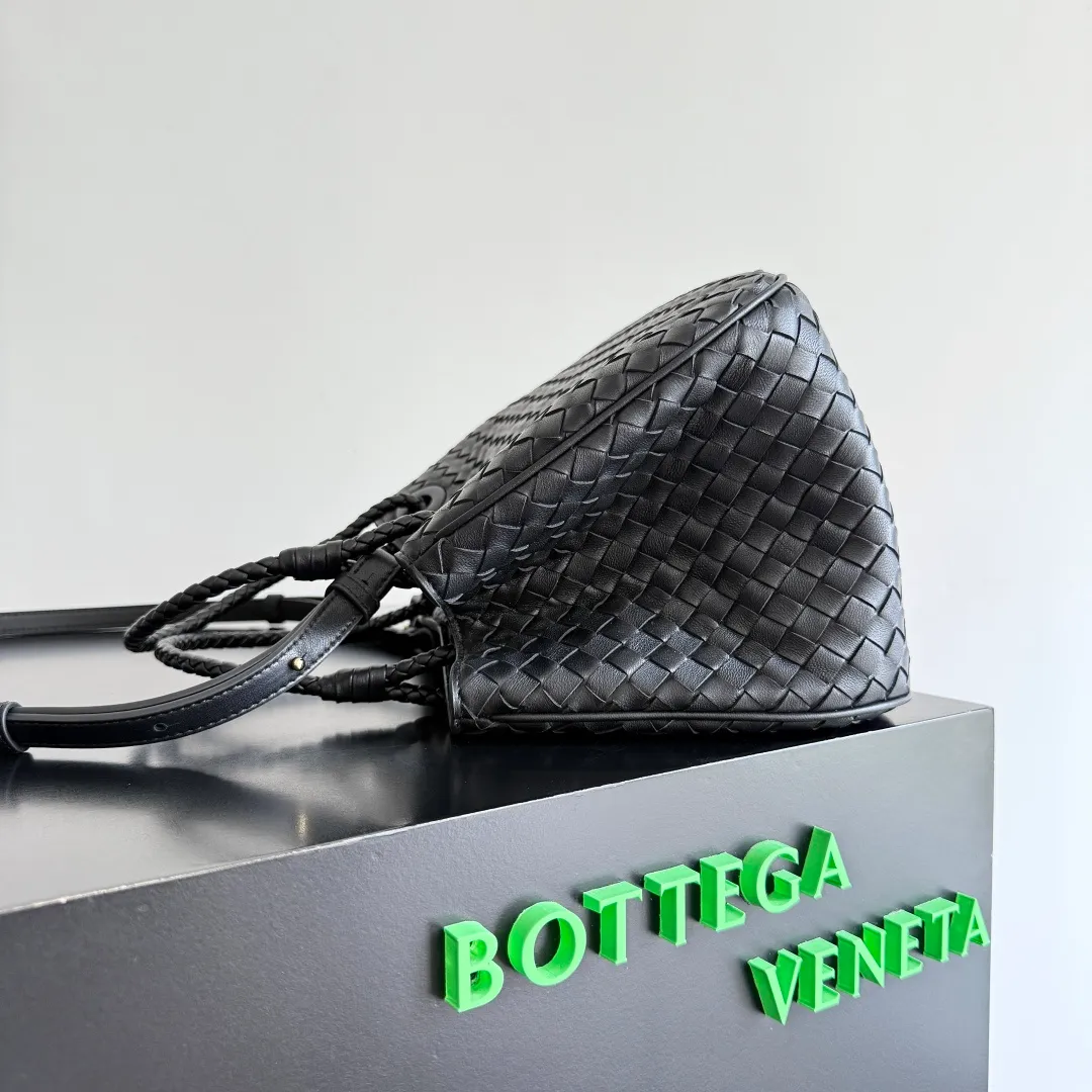 Batch 2200 Bottega Veneta Basket new woven handbag. The classic tote bag style has its own elegant and elegant temperament. It does not feel out of place whether it is commuting or casual outings. It is suitable for various occasions! The design of the woven handle is the finishing touch. The hand-woven texture is delicate and rich in texture. It is not only beautiful, but also extremely comfortable to hold. It looks low-key when held in the hand, but in fact it exudes luxurious charm. Iconic weaving process, each weave is tight and even, showing BV's exquisite production technology. The metal ring decoration is perfectly connected with the bag body, adding a sense of modernity and sophistication to the whole. Moreover, the lines of the bag body are smooth and natural, and the curvature is ergonomic. It can be perfectly adapted whether it is carried on the shoulder or carried in the hand, showing an elegant posture. Style number: 836261 Size: 31*18.5*16cm